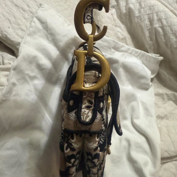 Spring 2024 Dior Beige Floral Canvas Saddle Bag – Limited Edition - Picture 2 of 5